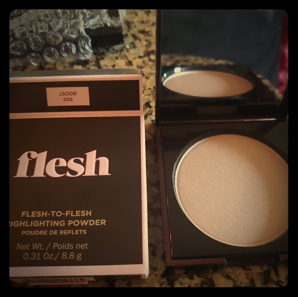 Flesh to Flesh Highlighting Powder in Boost